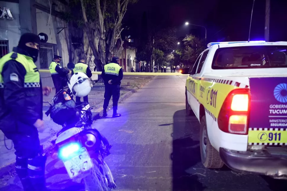 LAS PRIMERAS MEDIDAS. Los policías se encargaron de preservar la esquina de avenida Siria y España, donde fue herido mortalmente el joven. 