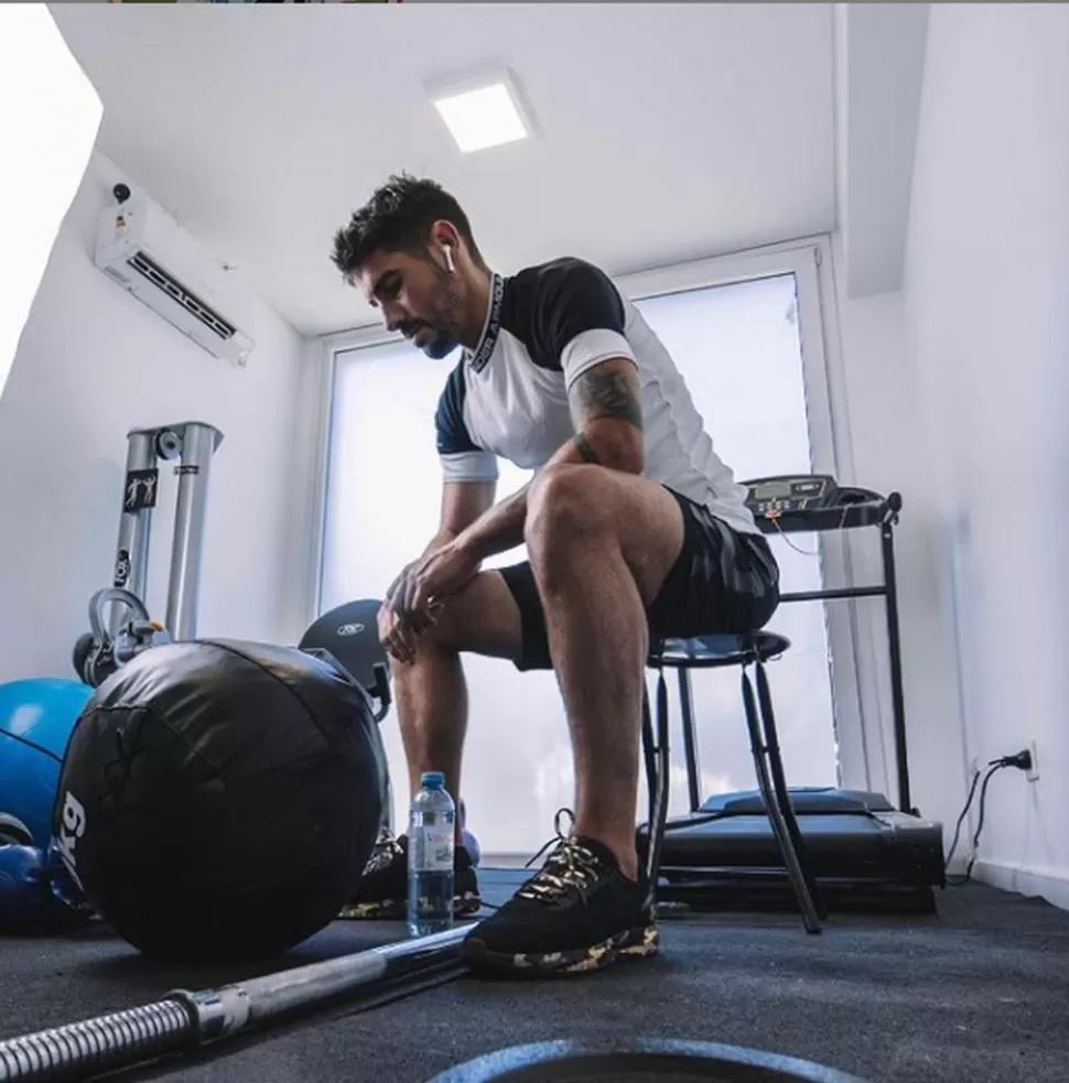 SE ENTRENA POR SU CUENTA. Cristian Erbes durante una pausa de la sesión física que realiza en su casa desde que empezaron las vacaciones otoñales. 