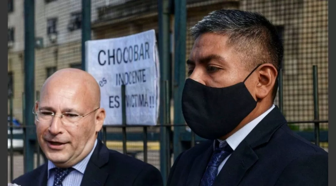 Chocobar y su abogado defensor, en la puerta de Tribunales