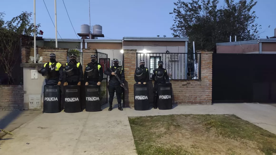 Operativo durante el allanamiento.