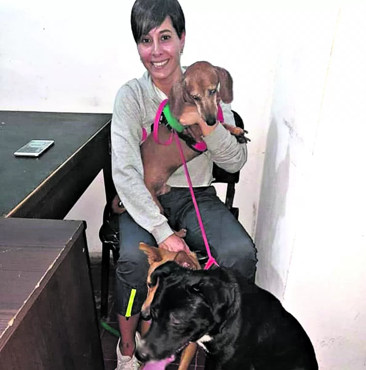 SATISFACCIÓN. Karina Garbero momentos después de que la Policía rescatara a los perros.
