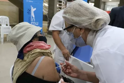 Vacunación en Tucumán: por cada tres primeras dosis, se aplicó una del segundo componente