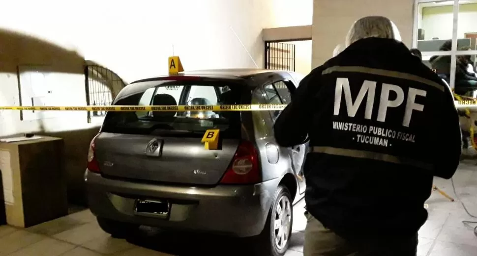 EVIDENCIAS. Un perito revisa el vehículo que recibió varios impactos de bala. Abajo, la droga que ocultaron los amigos de la víctima. 