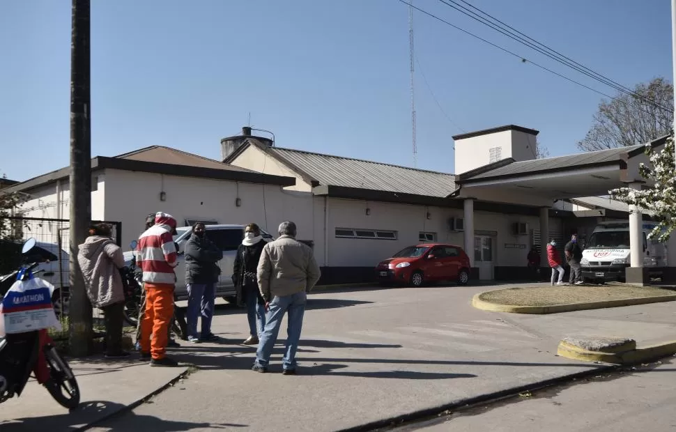 TENSA ESPERA. La gente se acerca al hospital Regional para saber el estado de sus familiares y para someterse a hisopados en el caso de quienes tienen síntomas. En todo el sur quedan pocas camas para los pacientes. LA GACETA / FOTOs DE osvaldo ripoll