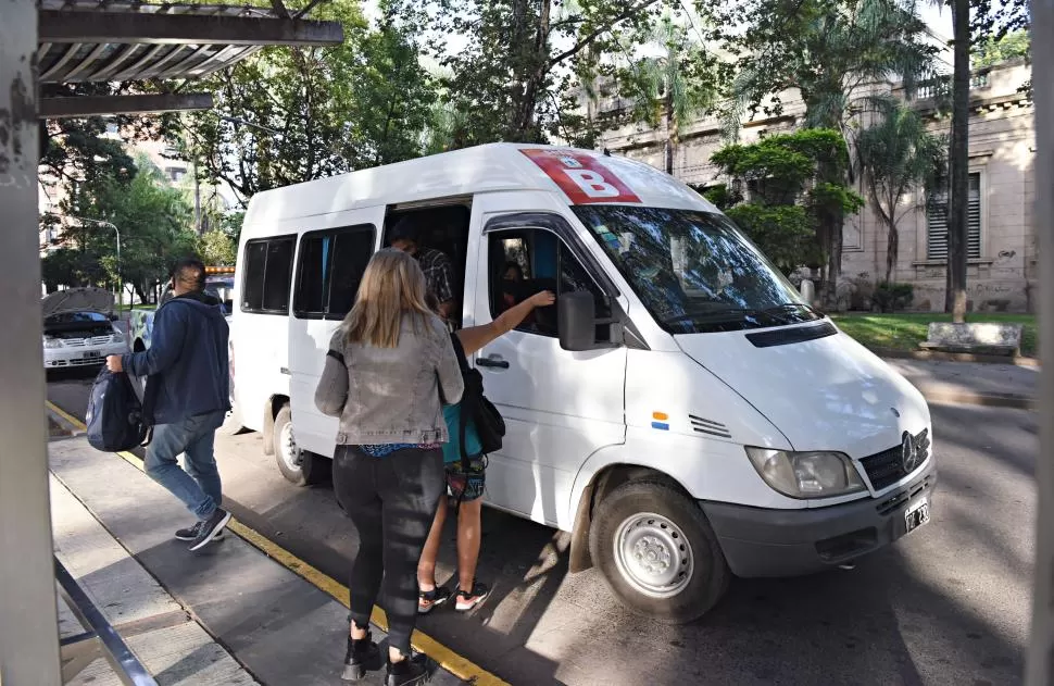 COMBIS. Los coches de la capital identifican los recorridos con colores.  