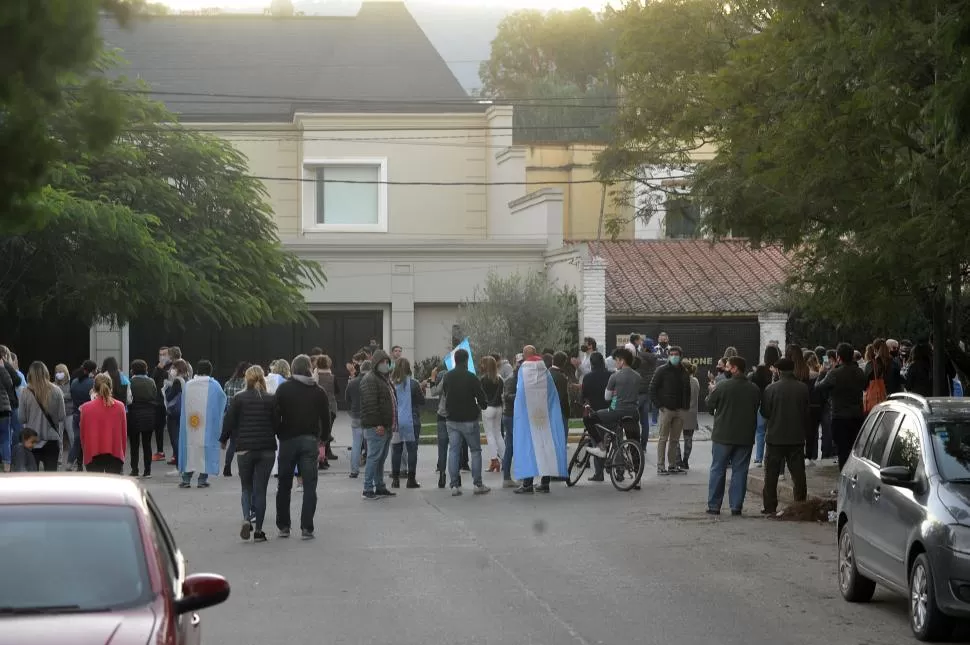 EL ESCRACHE A MANZUR. Comerciantes protestaron frente a la residencia del jefe del PE. Campero rechazó este tipo de manifestaciones. LA GACETA / FOTO DE ANTONIO FERRONI