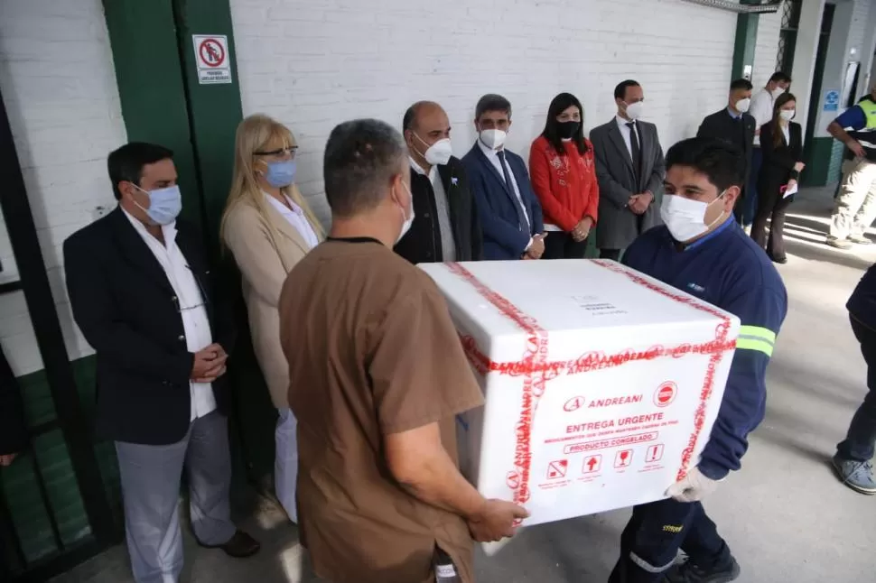 DEPOSITO CENTRAL. Manzur y Chahla recibieron las nuevas dosis. Twitter @RossanaChahla