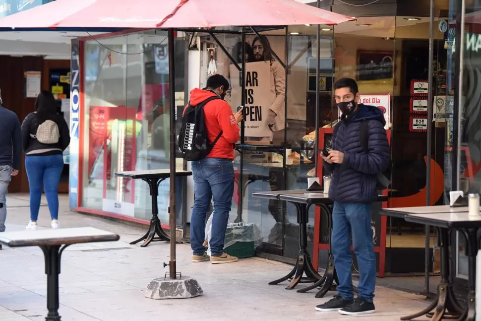 PARA LLEVAR. Los bares sólo pueden trabajar con pedidos para llevar. 