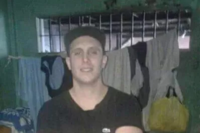 Acusado de un crimen usaría un celular en la celda