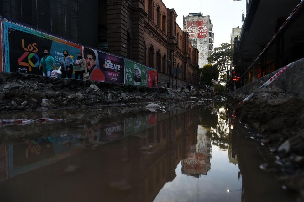 EN OBRA. Al retirar el asfalto, se renuevan las cañerías de todos los servicios públicos: agua, gas y tendido de cableado de comunicación.