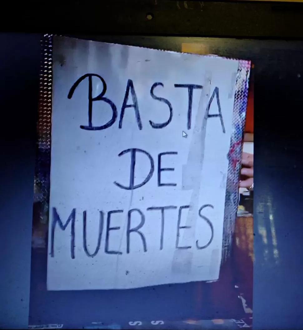 PROTESTA. A pesar de que la audiencia fue virtual, algunos se la ingeniaron para hacer ver sus reclamos. 