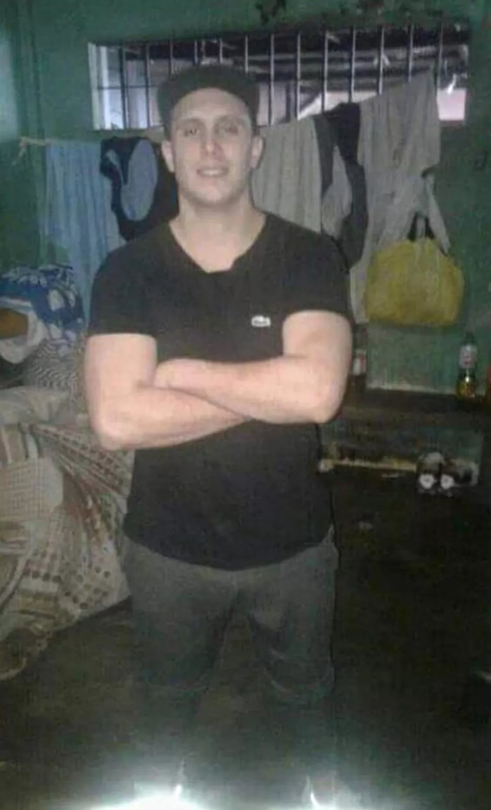 SUBIDO A FACEBOOK. Una de las fotos del acusado en una celda. 