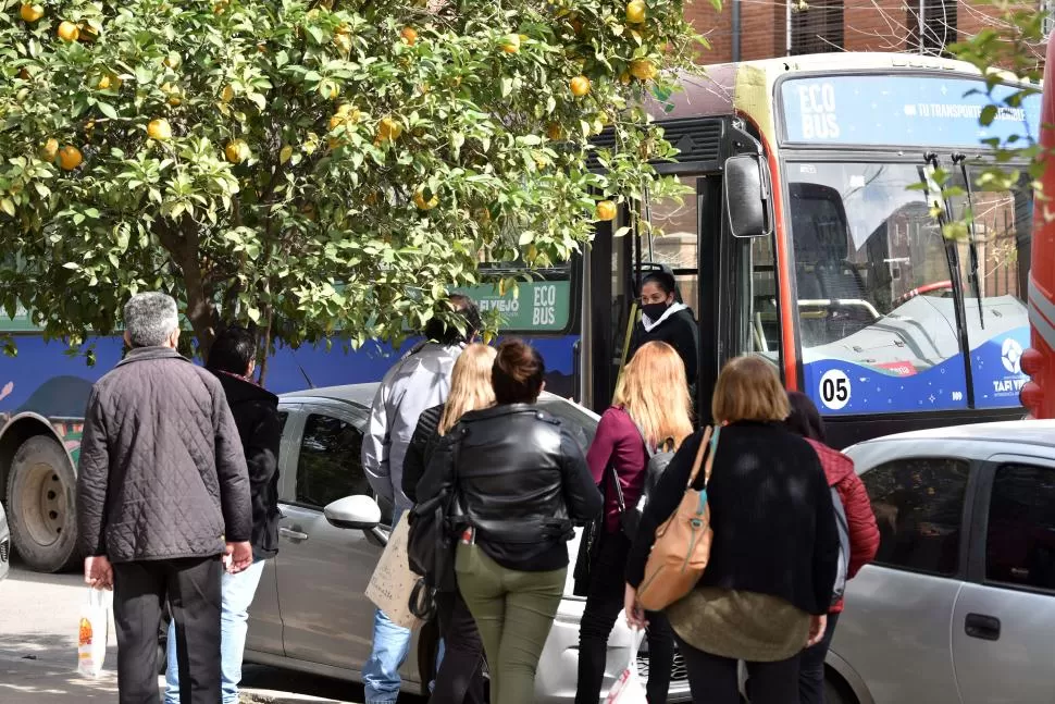 INCERTIDUMBRE. Quienes dependen de los colectivo para trasladarse usaron servicios de emergencia de algunos municipios durante el paro de UTA.  