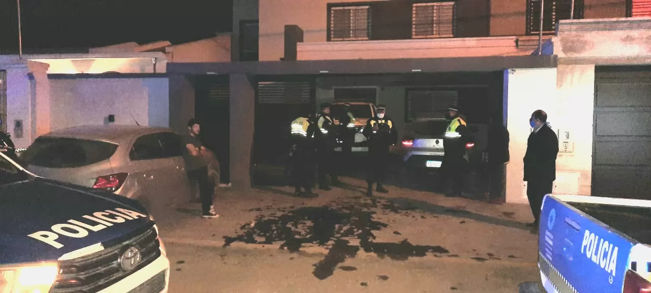 Aprehendieron a un joven por agredir a policías en una fiesta clandestina