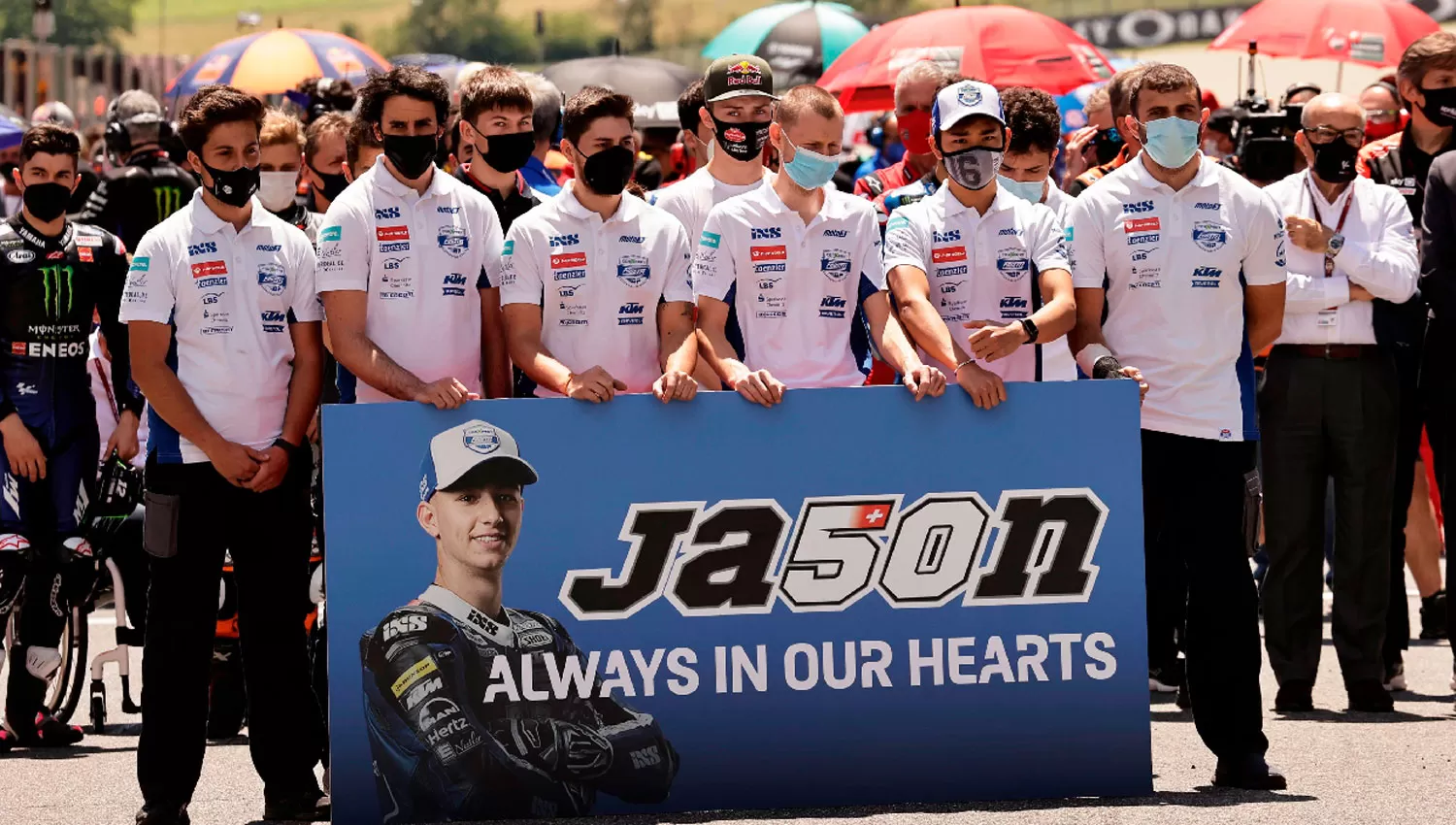 DOLOR. Los compañeros de equipo recordaron a Jason Dupasquier minutos antes de la carrera en Mugello.