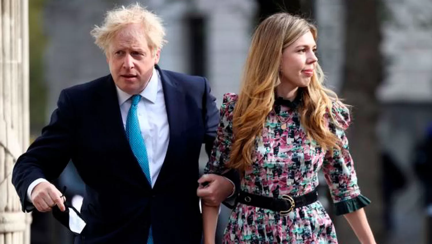 EN PAREJA. Boris Johnson, y su novia, Carrie Symonds, tuvieron un hijo el año pasado.