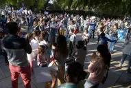 Pidieron la vuelta a las clases presenciales frente a la residencia de Manzur