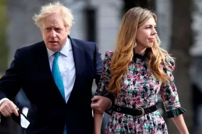 Boris Johnson casi muere ahogado en el mar durante sus vacaciones