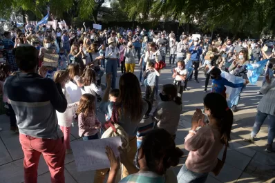 Pidieron la vuelta a las clases presenciales frente a la residencia de Manzur