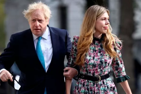 Boris Johnson casi muere ahogado en el mar durante sus vacaciones