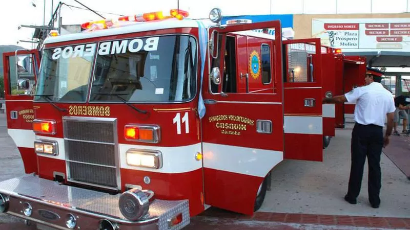 ALUMNOS DE UN COLEGIO DE CÓRDOBA DONARON LA PLATA DE LA CENA DE EGRESADOS A LOS BOMBEROS. GENTILEZA LA VOZ.