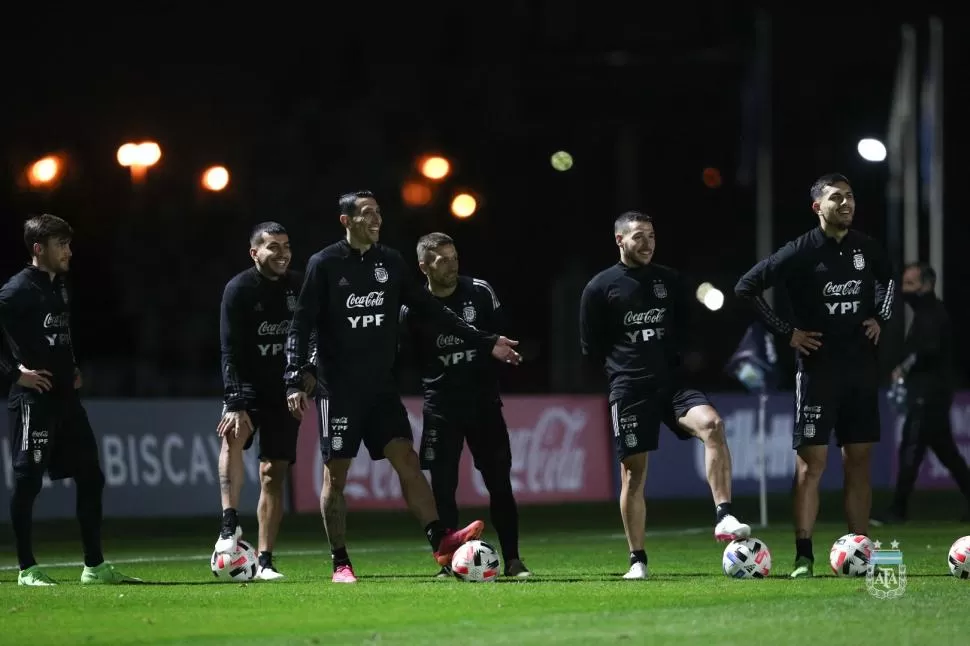 TIENE UN LUGAR ASEGURADO. Ángel Di María (tercero desde la izquierda) será una de las cartas que presentará en el ataque el seleccionado argentino en el encuentro del jueves contra los chilenos. TWITTER@ARGENTINA