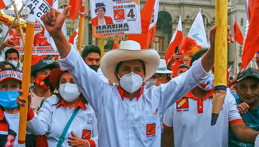 HACIA EL BALOTAJE EN PERÚ. Las últimas encuestas permitidas antes de la compulsa electoraldan una leve ventaja al sindicalista de izquierda Pedro Castillo por sobre la ex legisladora populista de derecha Keiko Fujimori.