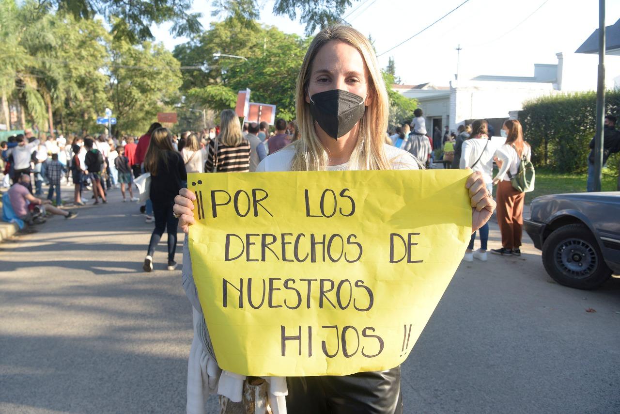 Pidieron la vuelta a las clases presenciales frente a la residencia de Manzur