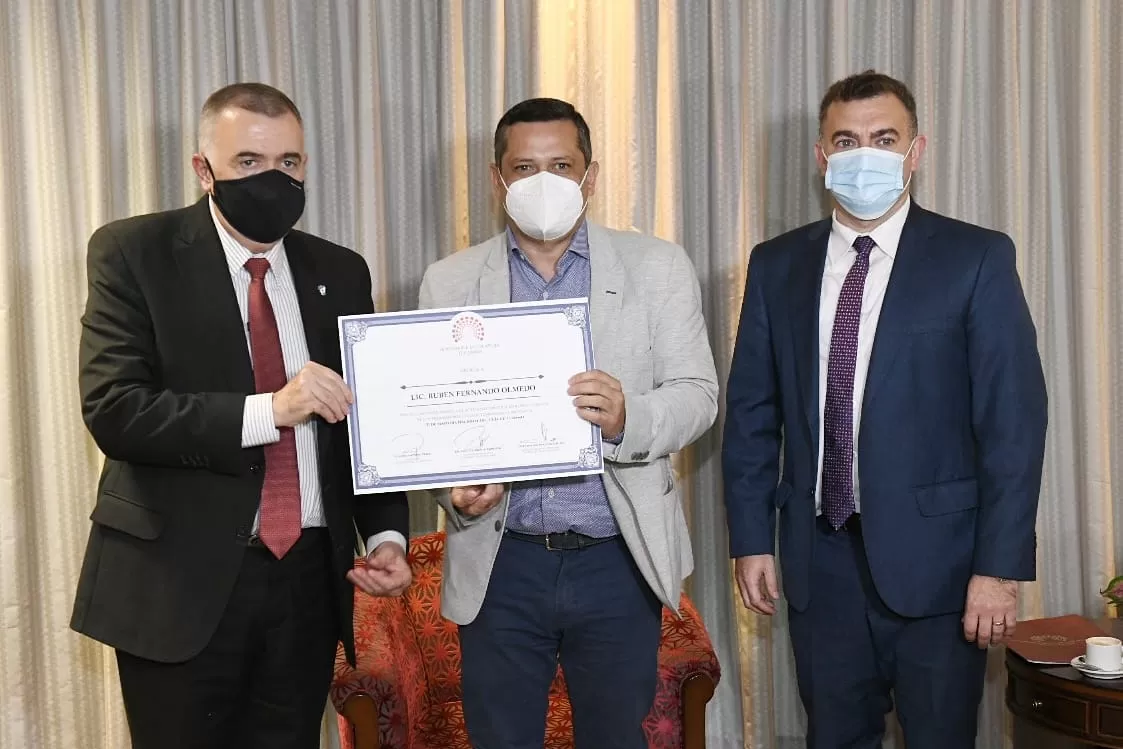 EN LA LEGISLATURA. El vicegobernador Jaldo, con representantes de la Asociación de Guías de Turismo. Foto Prensa HLT