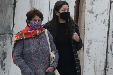 Con el abrigo abajo del brazo: la mañana estará fría pero el mediodía será a pleno sol