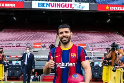 El Kun Agüero llegó al Barcelona y dijo que será un placer jugar con Messi