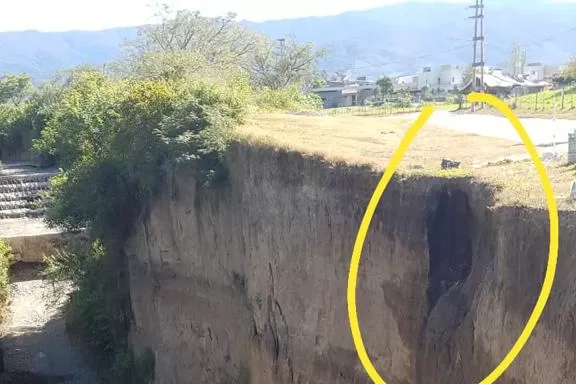 SOLICITUD PUNTUAL. Vecinos piden que se sostengan las paredes del canal con revestimientos o gaviones. GENTILEZA ALEJANDRO AVILA 