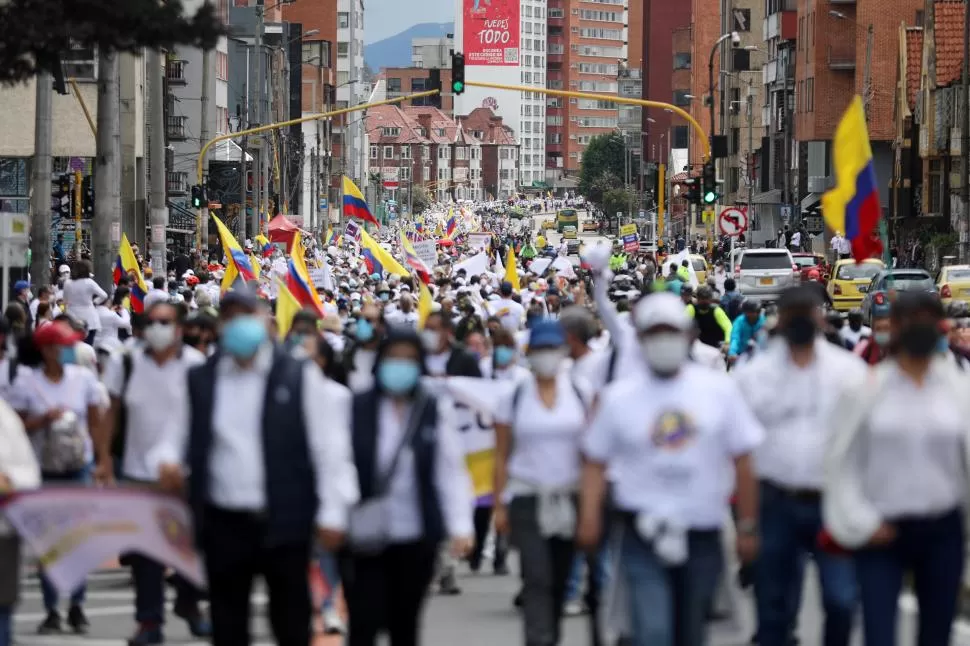 DE BLANCO. Los que se manifestaron en Bogotá defendieron a la Policía y cuestionaron el vandalismo.  
