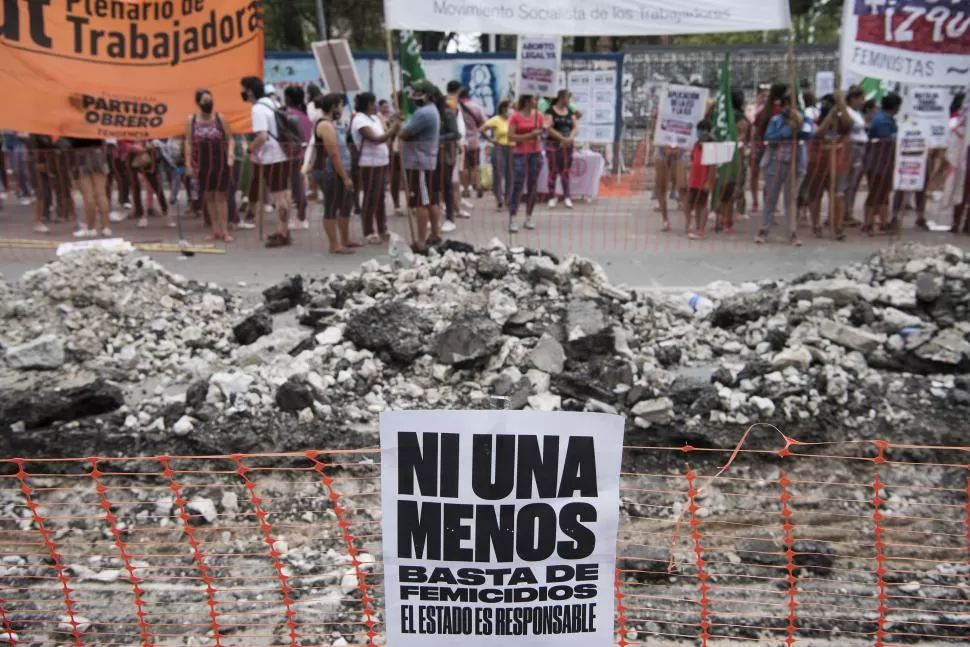 MANIFESTACIÓN. Una de las últimas marchas frente a la plaza Independencia y Casa de Gobierno.  