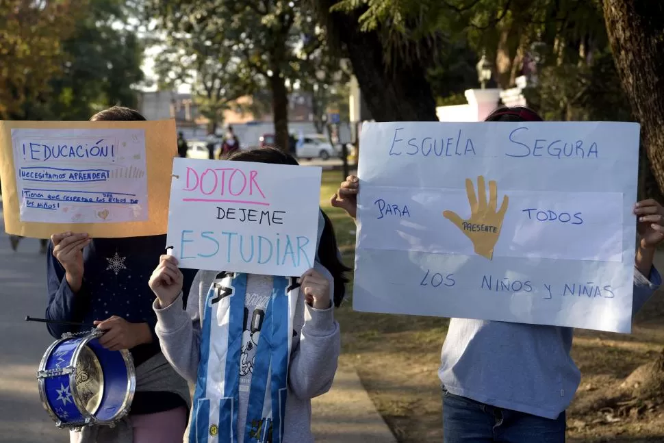 COLORIDA MARCHA. Los chicos realizaron sus propios carteles. En uno de ellos se lee la ironía: “dotor, dejeme estudiar”.   