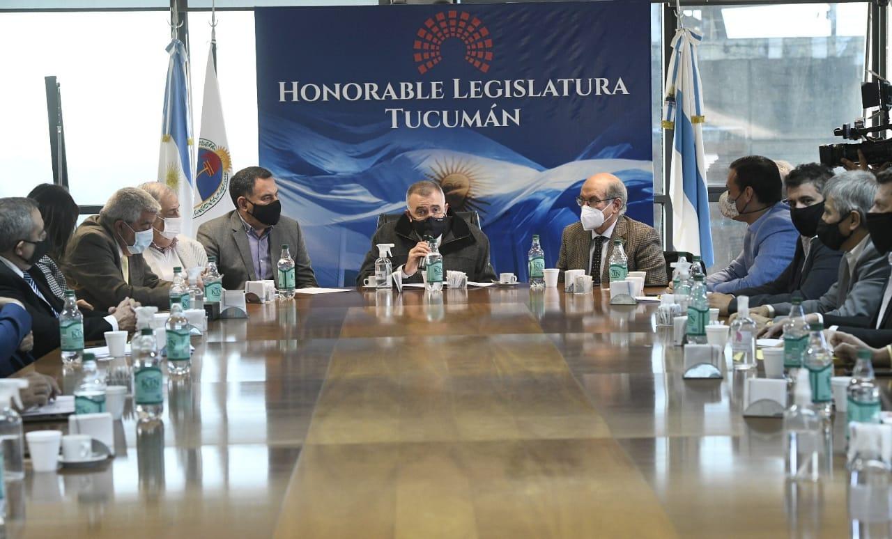 EN LA LEGISLATURA. El vicegobernador Jaldo encabezó la reunión con representantes del sector privado. Foto: Prensa HLT