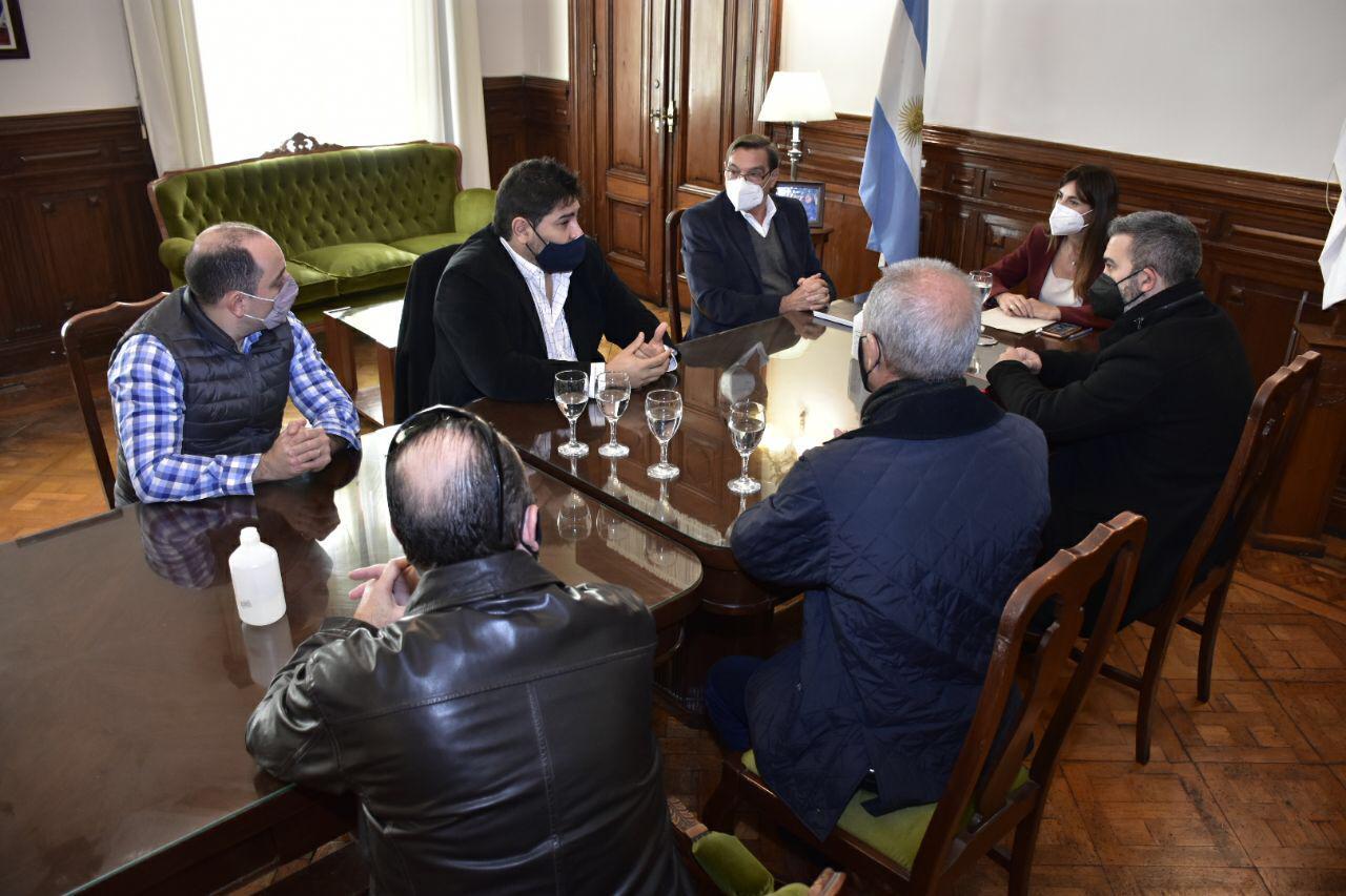 EN REUNIÓN. Funcionarios y representantes de la Casafaut, en Casa de Gobierno.