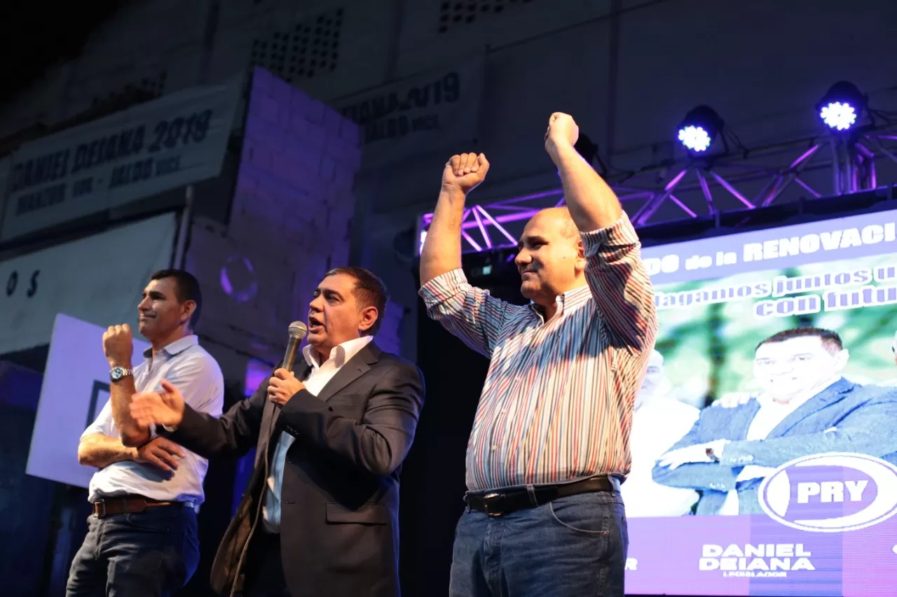 OTROS TIEMPOS. Deiana, junto a Manzur, en un acto de campaña de 2019. Foto de Prensa Mutualidad Provincial