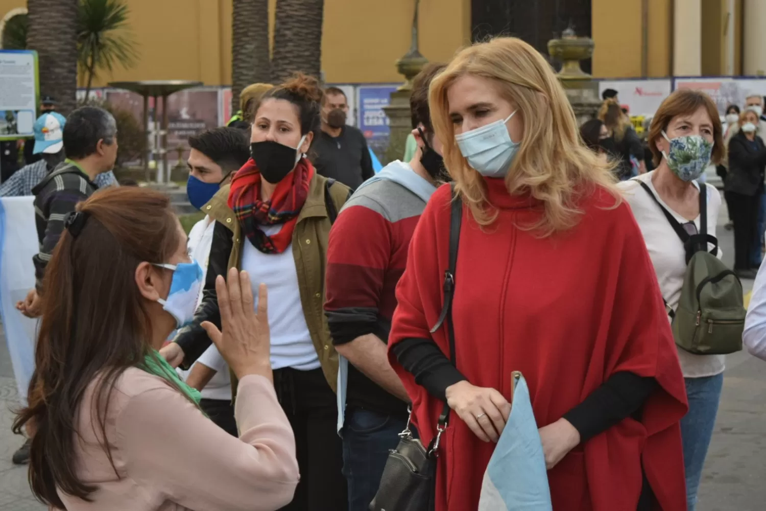 SENADORA NACIONAL. Silvia Elías de Pérez dialoga con una ciudadana durante una marcha. Foto de Twitter @SilviaEdePerez