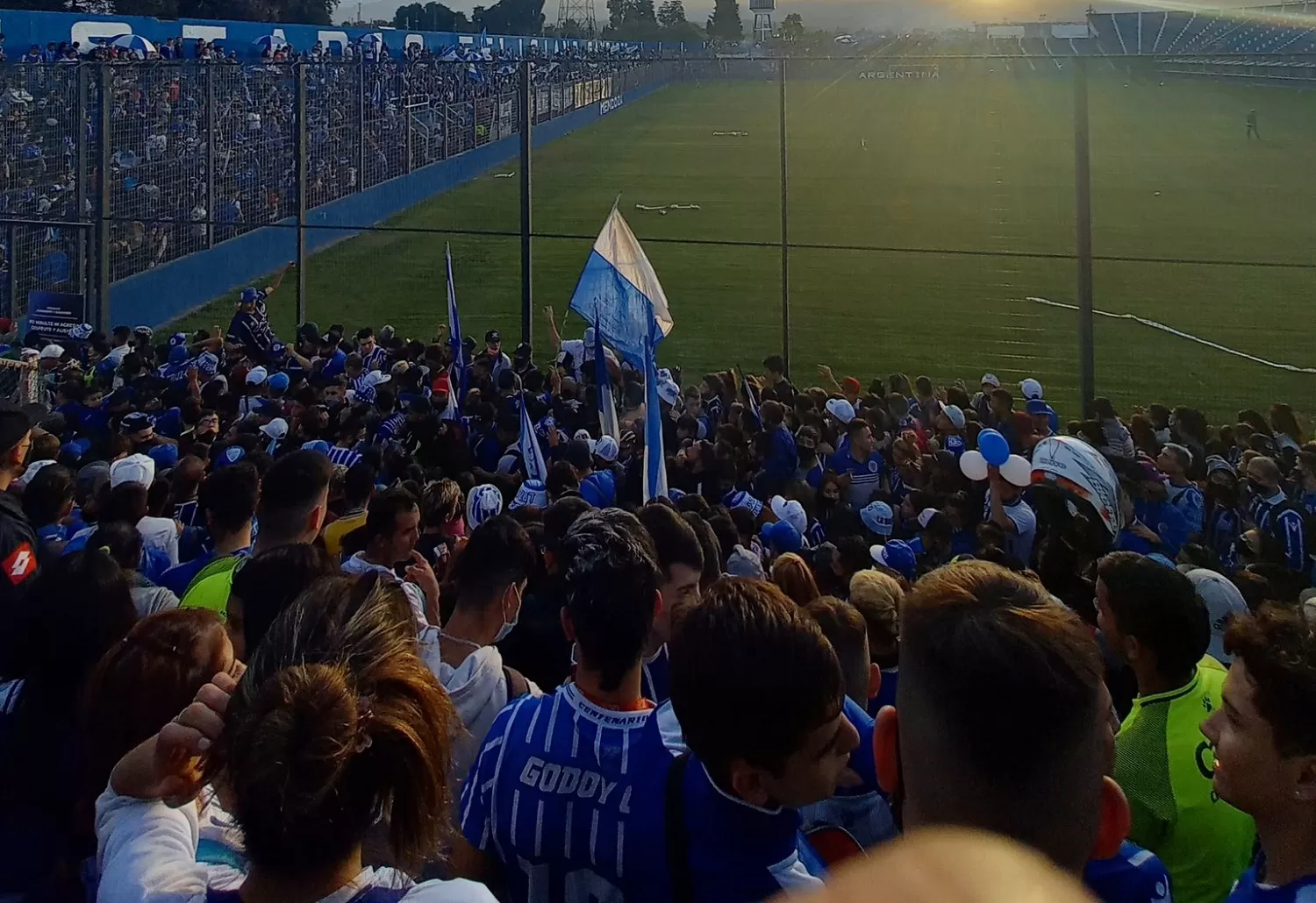 Escándalo en Mendoza por una celebración de los hinchas de Godoy Cruz