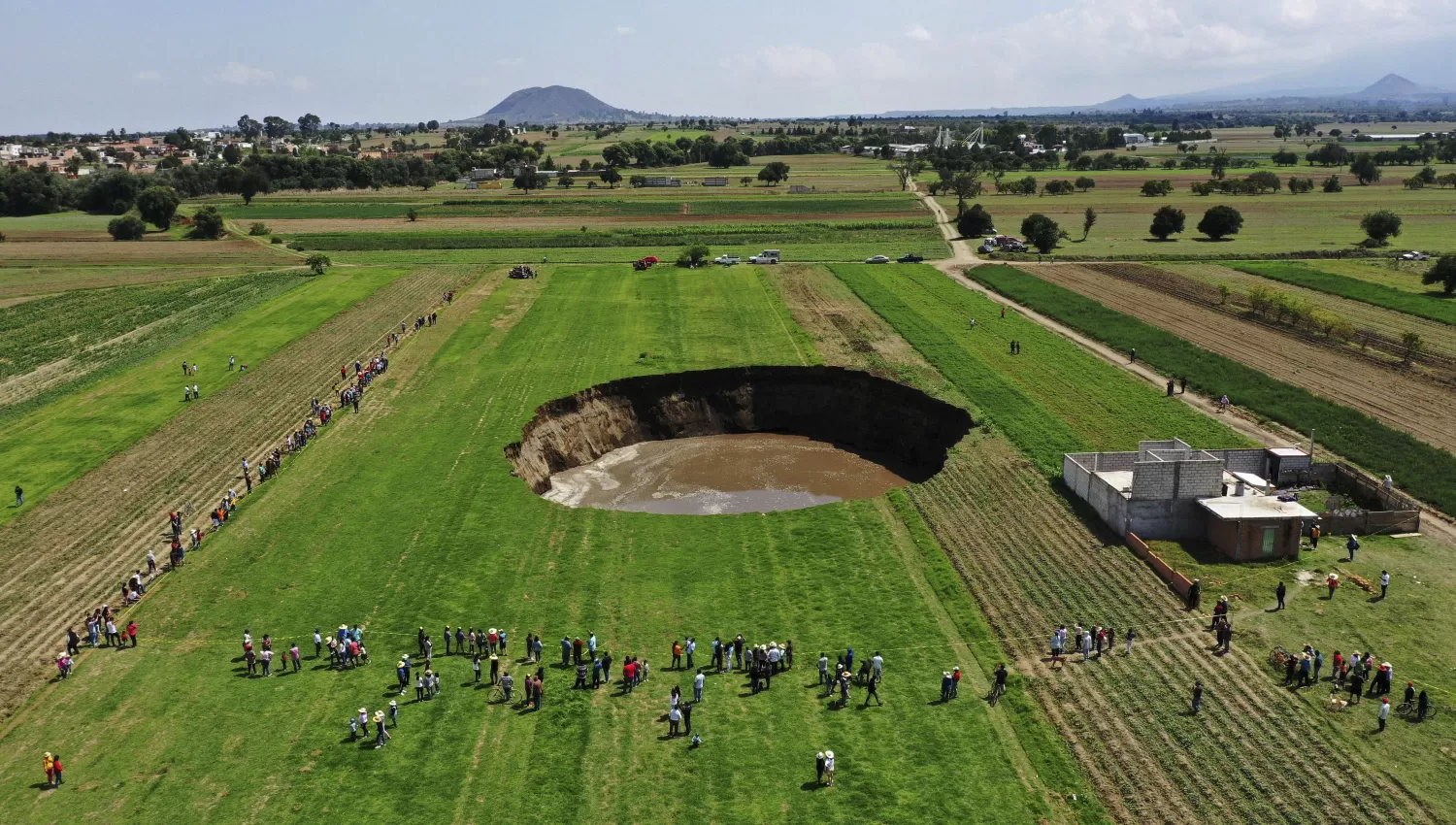 TEMOR. Un enorme hundimiento de tierra preocupa a ciudadanos del Estado mexicano de Puebla.