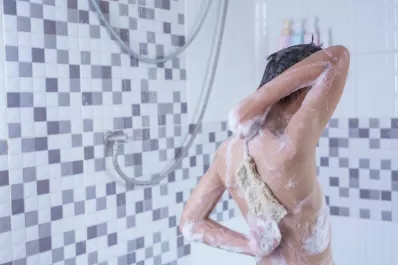 Nos lavamos más las manos, pero nos bañamos menos