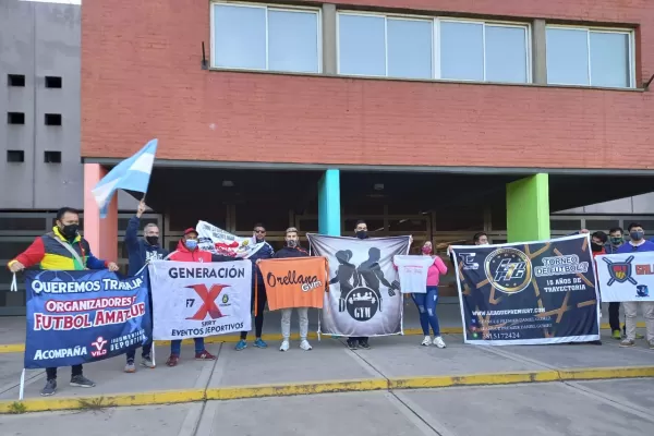 Dueños de canchas de fútbol y de gimnasios protestan ante el COE: necesitamos trabajar