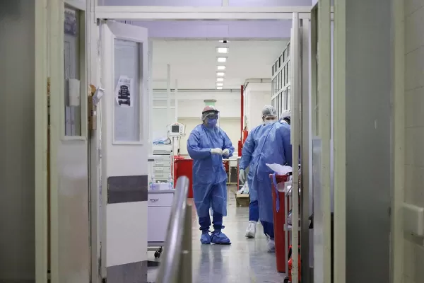 En el Padilla, reconvierten salas comunes en terapia intensiva para casos graves de covid-19