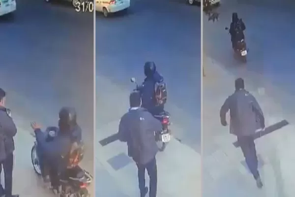 Video: un periodista se distrajo y le arrebataron el celular en el microcentro