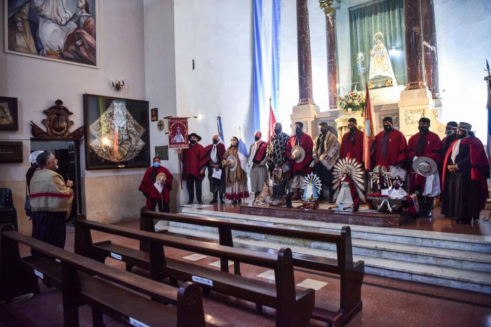 CON LA IMAGEN DE LA VIRGEN. Entran a la basílica de Nuestra Señora de La Merced.