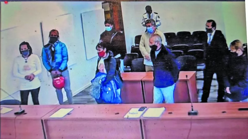 ACTO. Por seguridad, los testigos fueron convocados en grupos para recibir instrucciones de los jueces.  