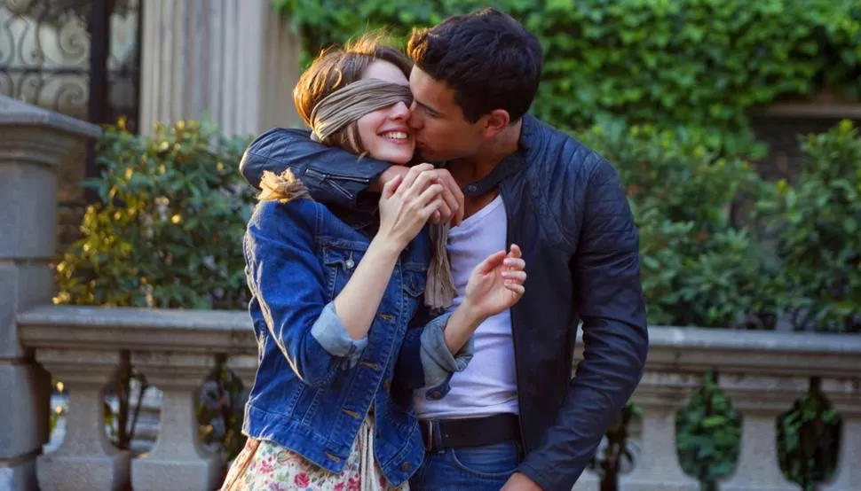 AMORES DE VERANO. “A tres metros sobre el cielo” es una producción italiana basada en la novela homónima de Federico Moccia. 