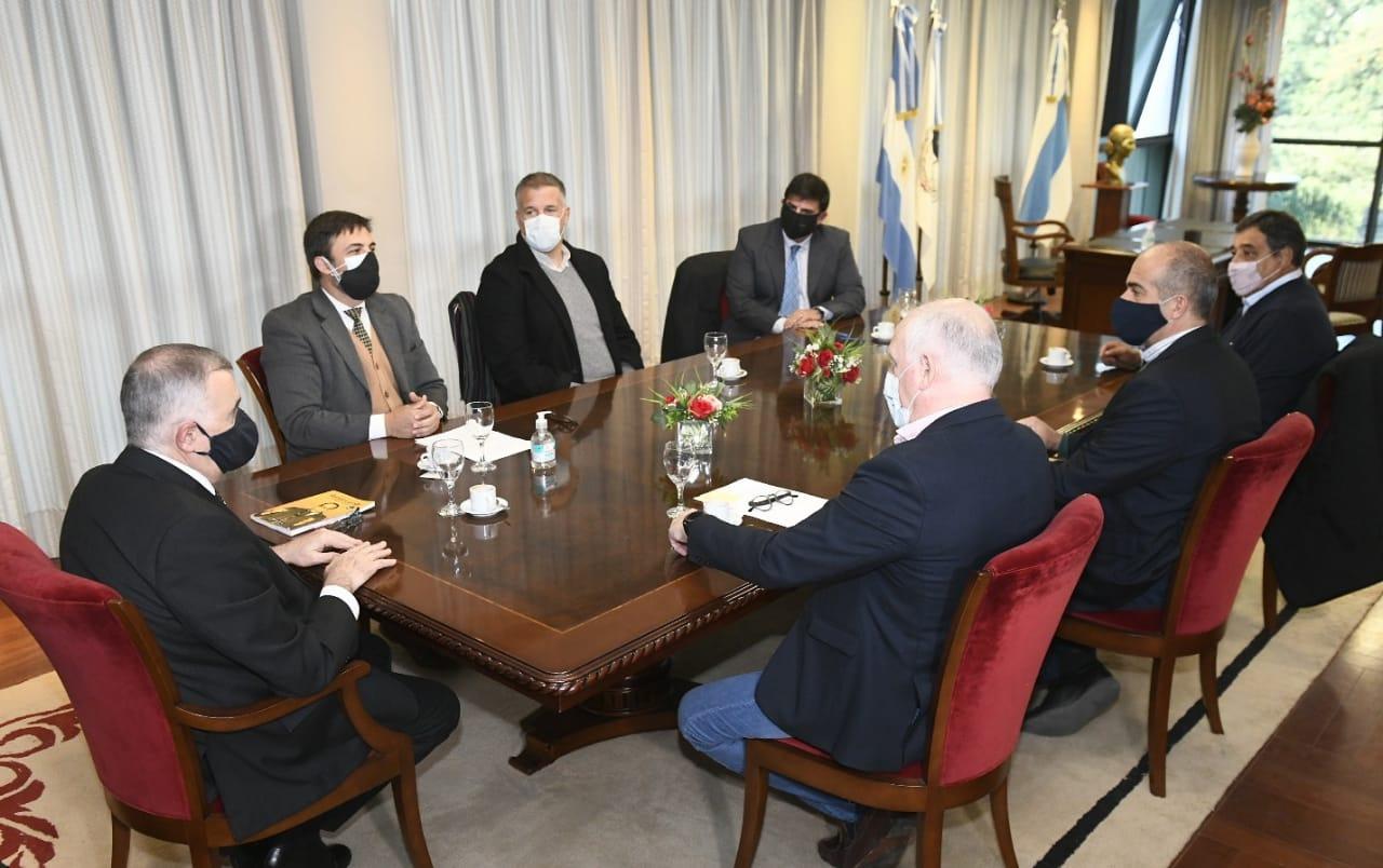 EN LA LEGISLATURA. El vicegobernador Jaldo, junto al legislador Ascárate y a ediles de Yerba Buena. Foto Prensa HLT