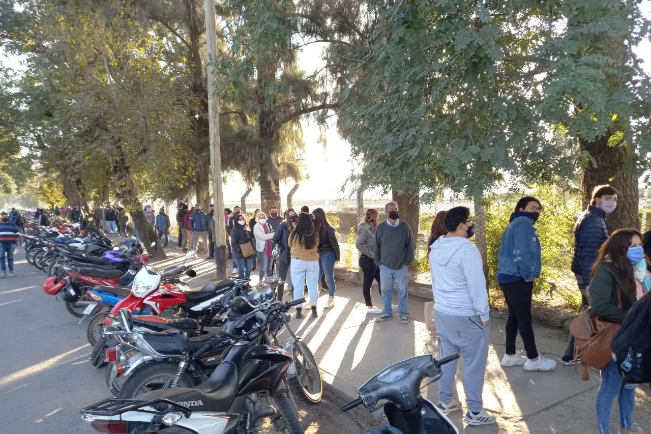 EXPECTATIVA. Trabajadores del sector gastronómico hacen fila en el Hipódromo para percibir el subsidio. Foto de LA GACETA / ANALÍA JARAMILLO